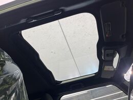 【ガラスルーフ】ガラスルーフ搭載で車内の解放感が一気にアップ！開放的なドライブをお楽しみいただけます。