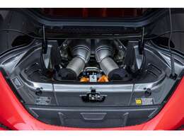 V6エンジンにツインターボを搭載。内燃エンジンとリアの電気モーターとの一体化により830hpを発揮します。