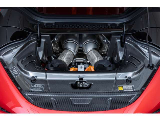 V6エンジンにツインターボを搭載。内燃エンジンとリアの電気モーターとの一体化により830hpを発揮します。