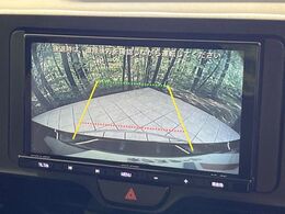 【バックカメラ】駐車時に後方がリアルタイム映像で確認できます。大型商業施設や立体駐車場での駐車時や、夜間のバック時に大活躍！運転スキルに関わらず、今や必須となった装備のひとつです！
