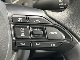 【レーダークルーズコントロール】高速道路での長距離走行が楽に！！自動で速度を保つクルーズコントロールが、衝突軽減システムと連携し、前方の車両を感知して車間を保つように速度調節してくれます！！
