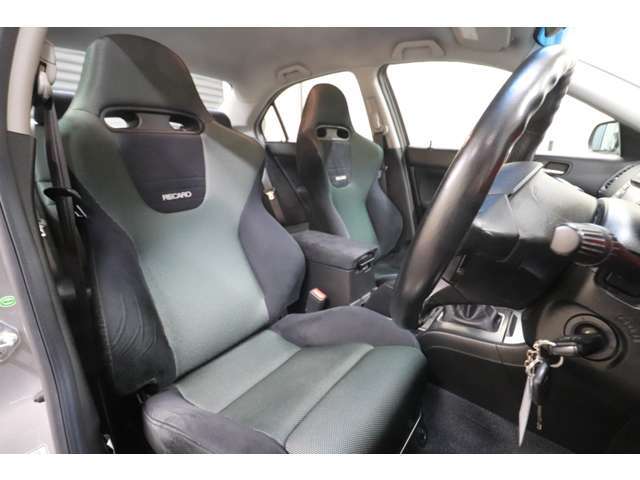 運転席のスレは少なく、コゲ穴などもなく綺麗です。
