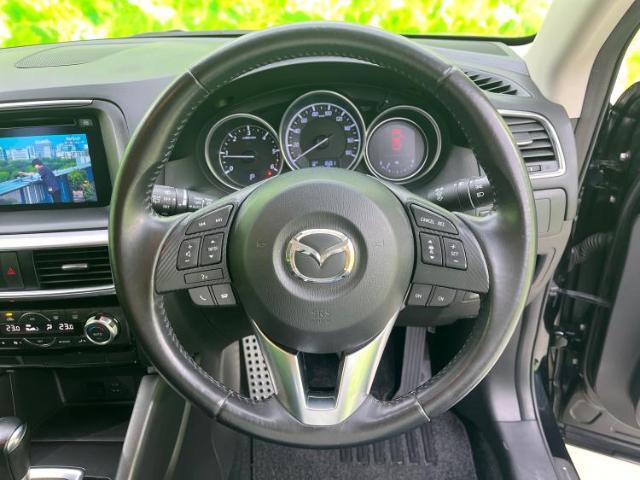 WECARSの展示場では実際に見て、触ってお車をお選びいただけます！知識の豊富な営業スタッフが様々なカーライフをご提案いたします！
