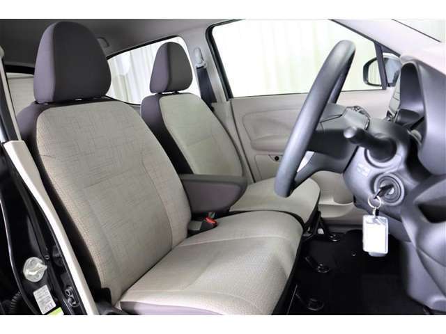 フロントベンチシートだから運転席足元もゆったり、広々快適です♪