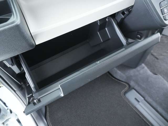 助手席手前の大容量のグローブボックスです！車検証やお車関連の書類の保管場所にピッタリです！