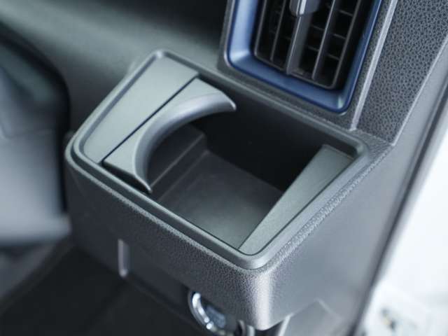 ☆運転席側ドリンクホルダー☆固定式となっており、ちょっとした小物ポケットとしても活用が可能です！