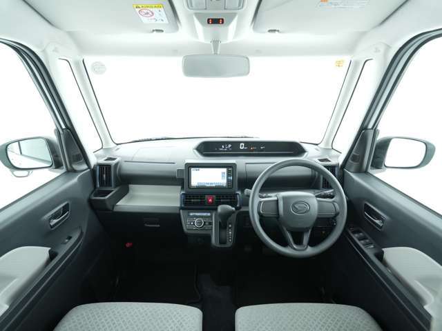 インパネ廻りと運転席です！シンプルにスッキリとまとまったインパネ廻りは運転操作に迷いにくくなっております！