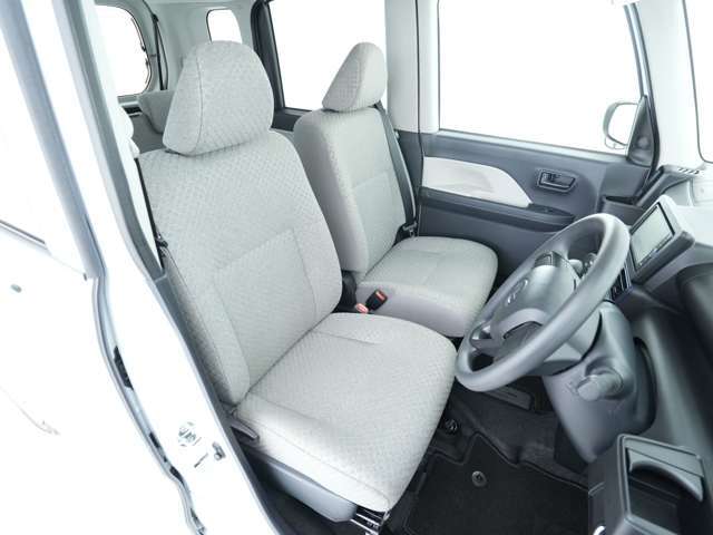 運転席です！広めの室内に加えて足元にも余裕がありますので、長時間の運転でも疲れにくくなっております！