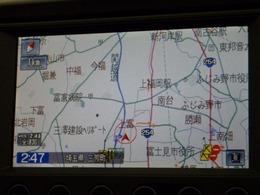 【ナビゲーション】　ナビを装備しております！インパネ内にスッキリとビルトイン装着されておりますので、運転時に視界の妨げになる事もありません。