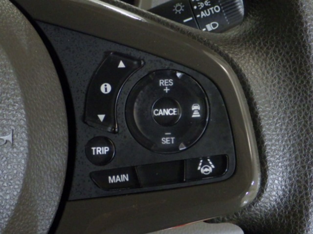 ハンドル右側にはクルーズコントロールのスイッチが装備され運転中の操作も安心して行えます！
