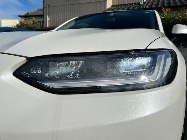 鋭い目つきのLEDヘッドライト。フロントグリルと合わせてZR-Vのチャームポイントです。