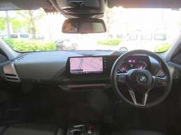 ◆インスツルメントパネルやインテリアトリムなどは、調和しなが洗練された室内を作り上げ、スイッチ類によって、優れた操作性をも実現。ドライバーの視線や動線を考え、人間工学に基づきデザインされています◆