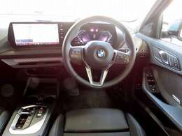 ◆インスツルメントパネルやインテリアトリムなどは、調和しなが洗練された室内を作り上げ、スイッチ類によって、優れた操作性をも実現。ドライバーの視線や動線を考え、人間工学に基づきデザインされています◆