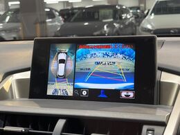 【パノラミックビューモニター】専用のカメラにより、上から見下ろしたような視点で360度クルマの周囲を確認することができます☆死角部分も確認しやすく、狭い場所での切り返しや駐車もスムーズに行えます。
