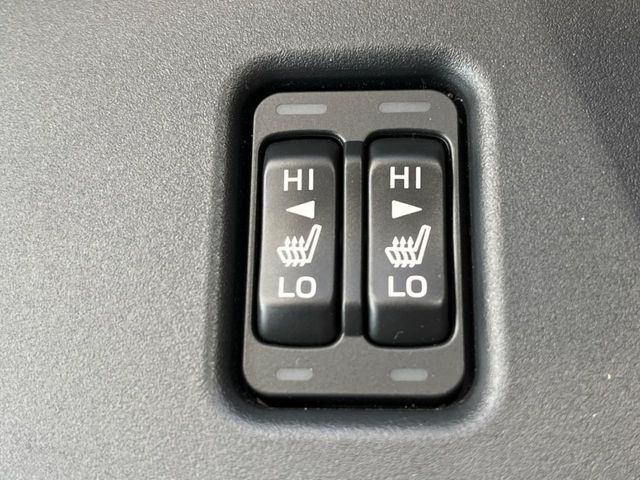 【シートヒーター】寒い日に重宝するシートヒーター！エアコンより早く温まってくれるので寒がりの人も安心ですね♪エアコンの温風は乾燥するから苦手、という方にもをおすすめです。