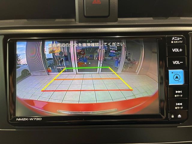 【バックカメラ】駐車時に後方がリアルタイム映像で確認できます。大型商業施設や立体駐車場での駐車時や、夜間のバック時に大活躍！運転スキルに関わらず、今や必須となった装備のひとつです！