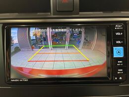 【バックカメラ】駐車時に後方がリアルタイム映像で確認できます。大型商業施設や立体駐車場での駐車時や、夜間のバック時に大活躍！運転スキルに関わらず、今や必須となった装備のひとつです！