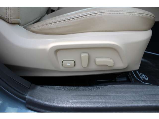 運転席10WAY（ランバーサポート付き）電動パワーシートを標準装備、手動式よりもきめ細かくシートポジションが決められます、より身体にフィットしたポジショニングでロングドライブでも疲れにくいと思います