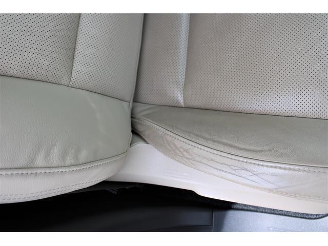 どうしても痛みの出やすい運転席シート右サイド部のアップ写真、サイド部に経年の使用感・しわがありますが、年式相応な印象です