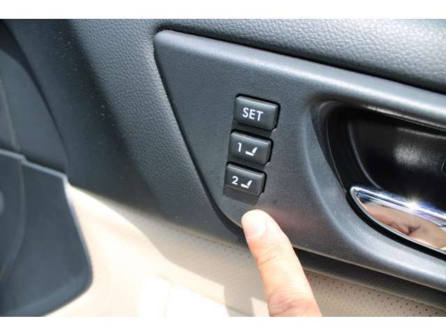 運転席のシートポジションはドアトリムのスイッチで2パターンまでメモリーできます、他の人がシートを動かしてしまってもワンタッチで元通りにできます