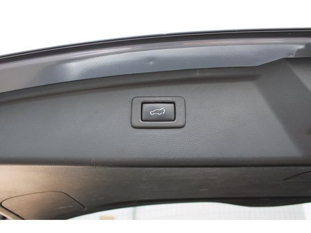 電動パワーリヤゲートをオプション装備、スマートキーやリヤゲートのスイッチ、運転席のスイッチでもリヤゲートを電動で開閉できます、荷物が多いときなどリモコンで開閉できるのは便利です