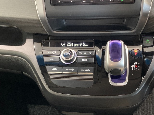 オートエアコンが装備されておりますので車内を快適な温度に保ってくれます！！