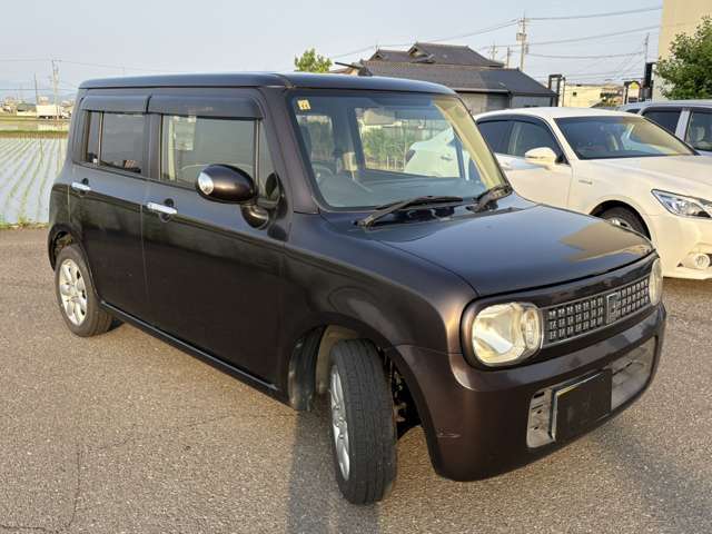 車両の品質管理は室内展示場を完備しておりますので、品質を保った状態の車両をご覧いただけます。