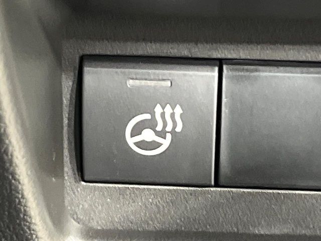 【ステアリングヒーター】冬場に冷たくなりやすい革巻きステアリングを、スイッチ一つで素早く適温に！エアコンよりも早く温まってくれるので、寒い日の運転も快適になりますね♪