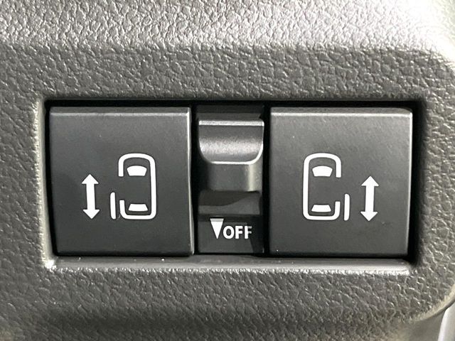 【両側パワースライドドア】スマートキーや運転席のスイッチで後席両側スライドドアの開閉が可能♪電動だから力を入れてドアを開ける必要が無く、小さなお子様でも簡単に開け閉めでき快適です♪
