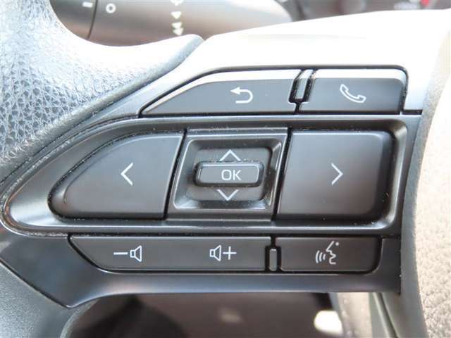 ブルートゥースに接続すれば、スマホに入れている音楽が聞けたり運転中に電話がかかってきてしまった場合もハンドルから電話を取ることができます！