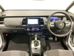 車内は光触媒抗菌消臭施工済です。インパネ周りはスタイリッシュなデザインで機能や装備も充実しています。グローブボックスやカップホルダーのほかにトレーなどたくさんの収納スペースが付いています。