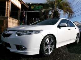 ご覧のとおりボディコンディション良好です☆光沢や撥水もしっかりと保たれております。目立つ様なガリ傷一切無し！機関は安心のフルノーマル。足元はTEIN車高調完備！ホイールオーナメントも拘りのACURAロゴです☆