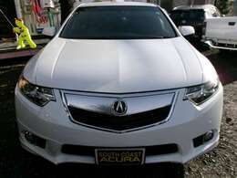 フロント周り大変きれいなコンディションです！ご覧のとおり目立ったガリ傷や凹みございません！もちろん修復歴一切無し！光沢＆撥水バッチリのボディコンディション！USグリル完備！ヘッドライトも煌びやかです！