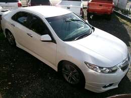 ご覧のとおりボディコンディション良好です。もちろん雹害等による上面部に凹みは無し。シンプルに抜かりなくACURAロゴのパーツを纏い、車高調で締めと言ったところ。ジェントルな佇まいでお楽しみ頂けるお車です☆