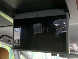 【フリップダウンモニター】大画面モニターで後席でもエンタメをお楽しみいただけます。小さなお子様にも大人気の装備です♪