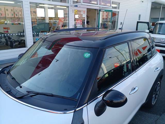 安心してお乗り頂けるよう、ご納車前に足回り分解を含む法定12か月点検または車検整備を行います。費用は総額に含まれております。。その際気になる箇所など別途費用を頂ければ追加整備も可能です。