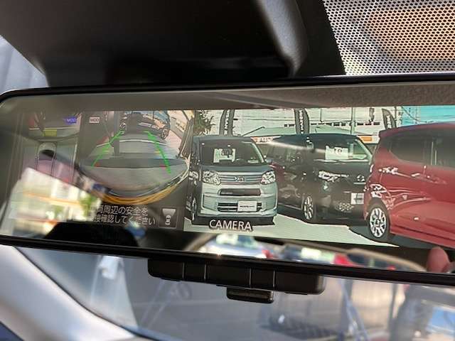 インテリジェント ルームミラー　車両後方に装着した高解像度カメラの映像をミラー面に映し出すので、車内の状況、天候等に影響されずクリアな後方視界を確保出来ます。※スイッチにて通常のミラーへ切替が出来ます