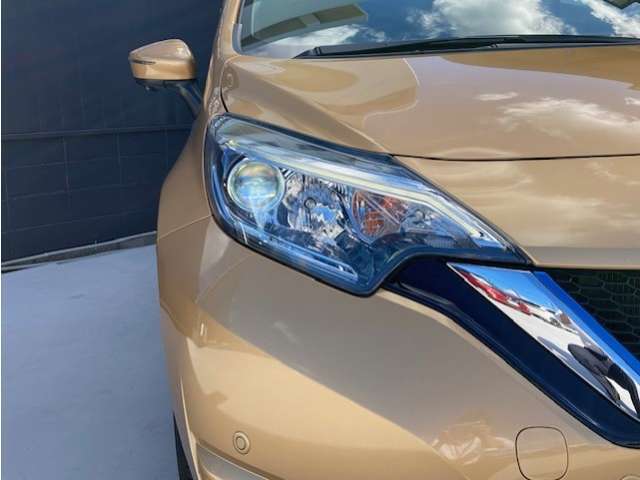 LEDヘッドランプ搭載。ヘッドランプのロービームに、発光ダイオード（LED）が使用されています。LEDヘッドランプには消費電力量が少ない、形状がコンパクト等の利点があります。