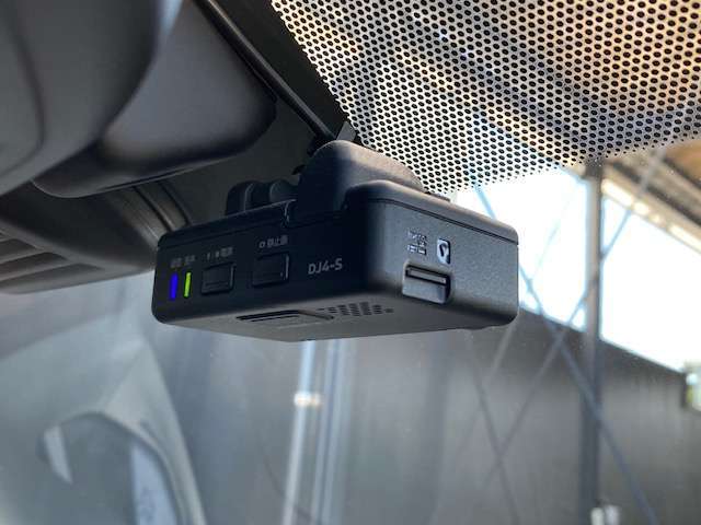 ナビ連動型ドライブレコーダーを装備。万が一の際に映像を記録し、ナビモニターにて再生、確認を行う事が出来ます。又、駐車監視機能を搭載しておりますので、お車駐車中の当て逃げの際にも自動録画致します