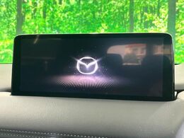 【10.25インチマツダコネクト】車内の雰囲気にマッチした大型ディスプレイ。スマホ接続でのナビ使用やBluetooth再生等、様々な機能が楽しめます。直感的なダイヤル操作が可能で、使い勝手も良好です。