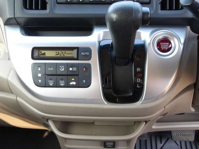 シフトレバーがインパネ付近にあるので足元広々。左右への移動も楽ちん