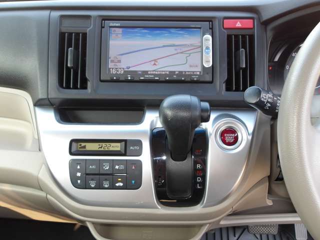 室内中央。操作パネルが一か所集中な雰囲気。