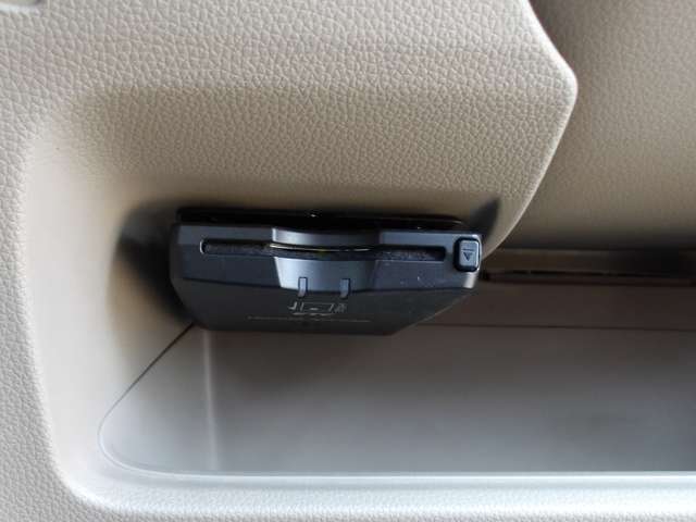 高速道路の料金所をノンストップ走行できるETC車載器が装備されています。カードの入れ忘れには注意して下さいね。