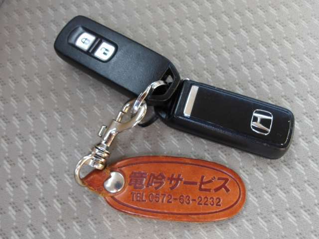 キーはカバンやポケットの中でドアの施錠、解錠が可能です。エンジン始動はワンプッシュなんすよ。