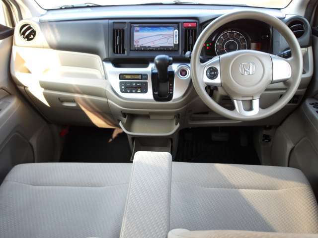 室内。ノビノビベンチシートで室内も広々です