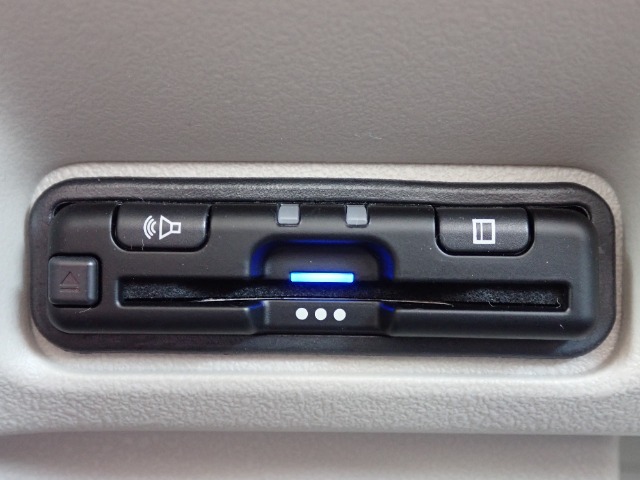■【ETC車載器】が装備されています。セットアップをしてお渡しとなり、ETCカードを差し込むだけで高速道路の利用が可能です。