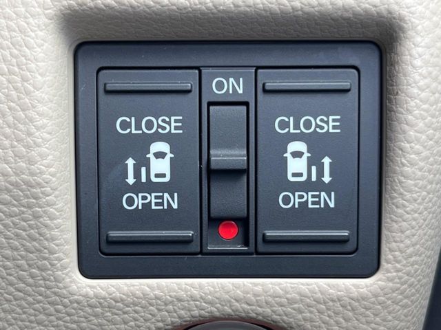 【両側パワースライドドア】スマートキーや運転席のスイッチで後席両側スライドドアの開閉が可能♪電動だから力を入れてドアを開ける必要が無く、小さなお子様でも簡単に開け閉めでき快適です♪