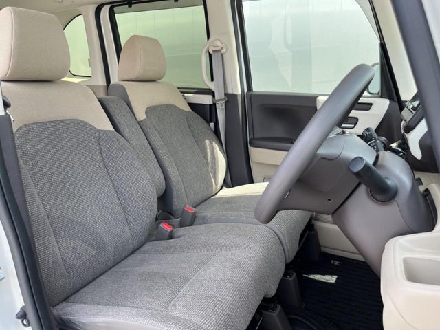 運転席シート廻りは使用感も少なく、良好な状態となっています。前オーナー様が丁寧に使っていたことがよくわかりますね。