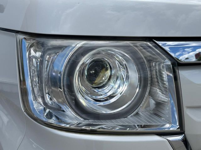 【LEDヘッドライト】悪天候や夜間走行時も良好な視界を確保し安心して運転できる高輝度LEDヘッドライトを装備！点灯速度が早く、消費電力も抑えられています。