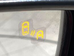 【ブラインドスポットモニタリング】走行中、ドアミラーの死角になりやすい箇所に後続車が接近するとサイドミラー付近に警告を表示、ドライバーに注意喚起をしてくれます。